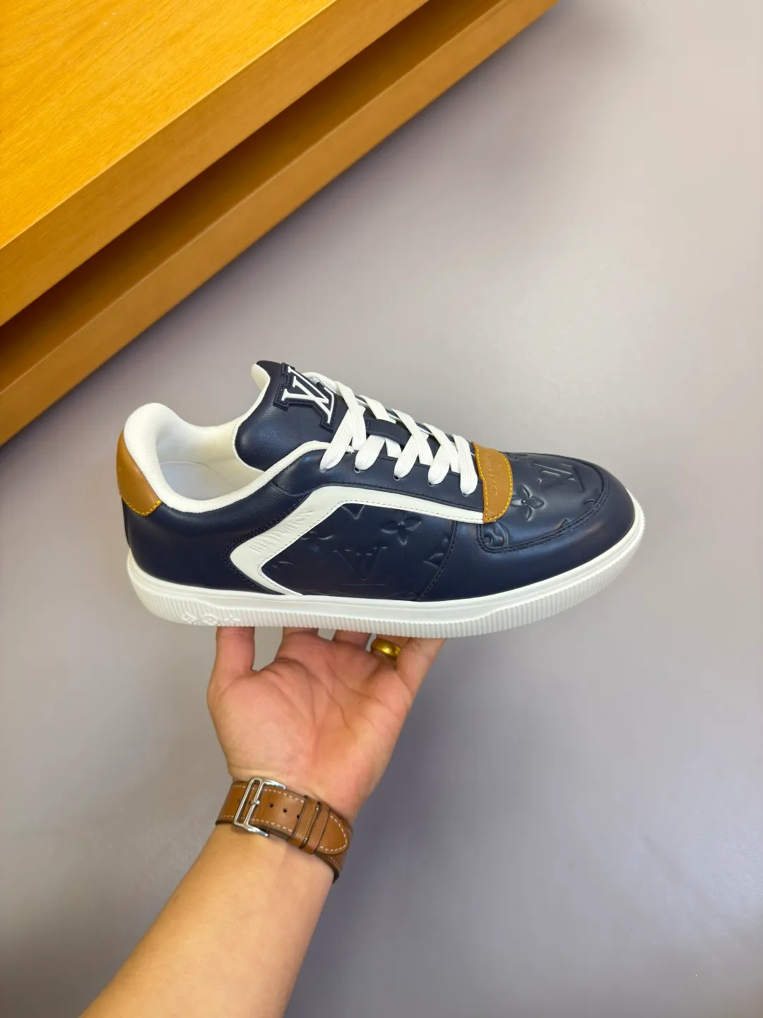 [L Home] Top P: 740💰 Size: 39-44 (customized for 38.45) 2026🆕 Lv new men's high-end original casual sports sneakers Upper: 🔝Nappa calfskin. Air-pressured brand totem, toe box, heel. Air-pressured brand logo, tongue. Sewn brand plastic module Lining: Brand canvas Outsole: Ultra-light TPR rubber; Molded outsole Super high quality control and fine workmanship.